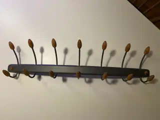 Knagerække i metal og træ