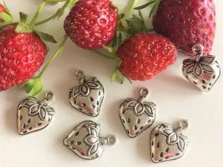 CHARMS - SMYKKEDELE - jordbær - vedhæng