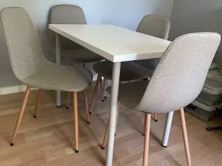 Pænt hvidt bord med fire stole