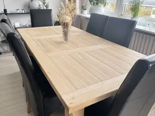 Elegant spisebordsæt i egetræ med 6 læderstole