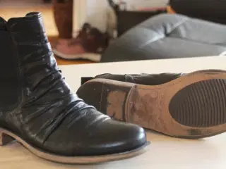 Lækre sorte skindstøvler med lav hæl