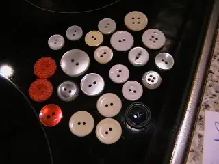 23 stk ældre forskellige knapper.