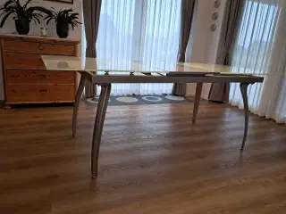 Glas spisebord med 6 polstrede stole sælges!