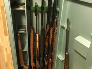 Våbenskab med diverse våben