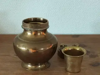 Indisk vievandskrukke i massiv messing﻿