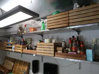 2 stk. rustfri hylder (med indhold)