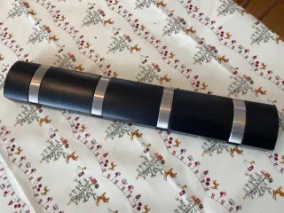 Knagerække i sort med børstet stål