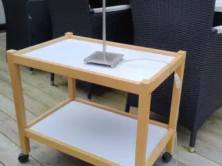 Rullebord og lampe
