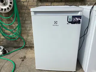 Køleskab med indvendig frys