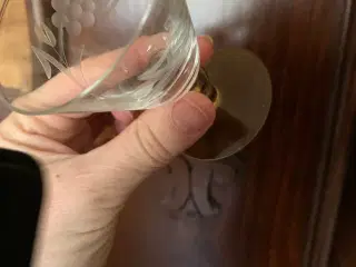 Likør glas med brun fod og indgraveringer 