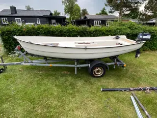 Triss Giggen sejljolle med Yamaha 4 Hk og trailer