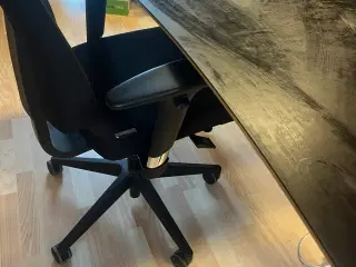Hæve/sænkebord med stol 