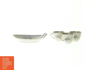 Fad og kaffekopper fra Kjøbenhavns Porcellains Maleri (str. Fad 25 x 18 x 4 cm t kop 8 x 6 cm)