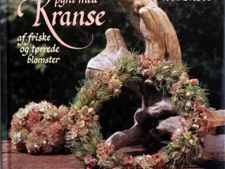 Pynt med kranse af friske og tørrede blomster