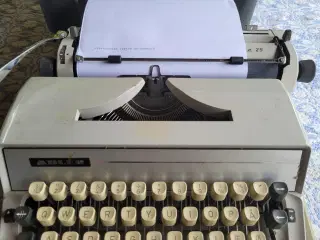 skrivemaskine Adler Gabriele 25