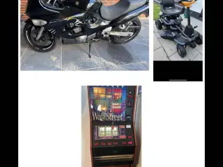 Suzuki GSX-F + Havetraktor + Spilleautomat