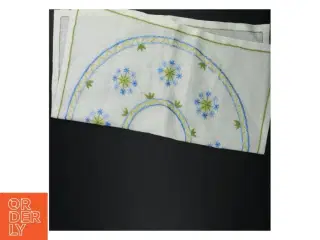 Broderet dug (str. 49 x 49 cm)