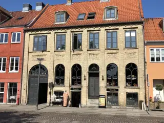 Charmerende lokale midt på Køge Torv