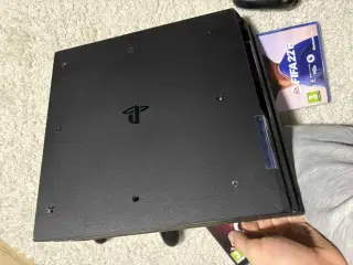 Playstation 4pro 1Tb, 2 controller og 2 spil
