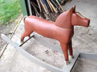 Gammel håndlavet gyngehest