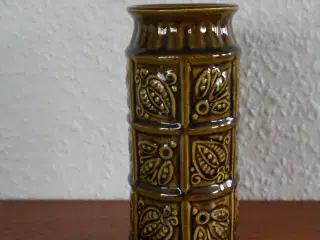 Olivengrøn vase fra Bay Keramik