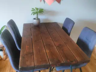 Spisebord med stole