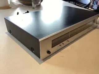 LUXMAN T-112 tuner.