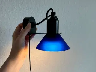 Retro væglampe, sort m blåt glas