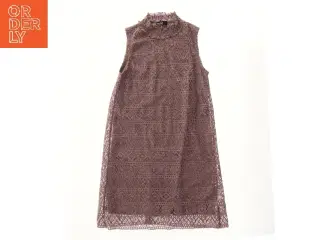 Ærmeløs blondelkjole fra Mono (str. 152)