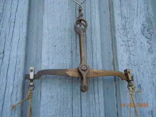 Balancevægt med skåle af kohorn til kemi.