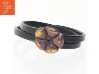 Læderarmbånd med blomst (str. 7 cm)