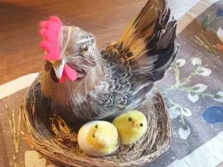 Påske Hønemor på reden med 2 Påskekyllinger