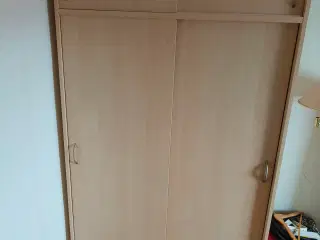 garderobeskab med to skydelåger