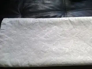 Sengetæppe råhvidt med flot mønster