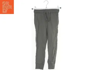 Grå joggingbukser fra H&M (str. 110)