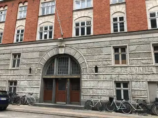 Kontorlokale til leje med køkken og fibernet tilgængeligt.