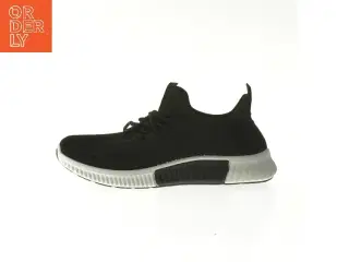 Sort striksneaker fra Crosshatch (str. 39 )