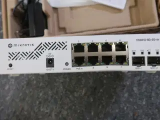 Switch 8P m. 2xSPF MIKROTIK