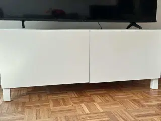BESTÅ-skænk fra IKEA med glasplade