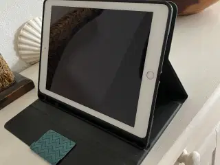 iPad 6. generation- 32 GB med cover