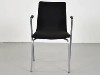 Four design g2 konferencestol med sort polster og stel i mat stål