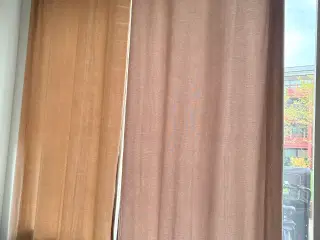 To flotte gardiner i creme/beige farve sælges