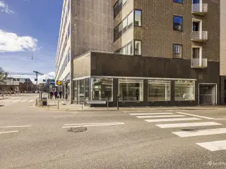 Ikonisk butikslejemål med gennemrenoverede kontorer i hjertet af Aarhus