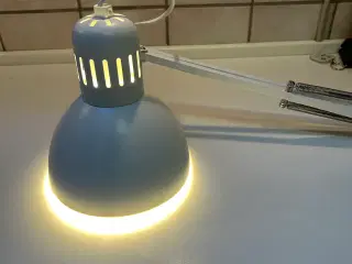 Arkitekts lampe i hvid med bordbeslag.