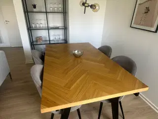Flot sildeben spisebord med stole. 