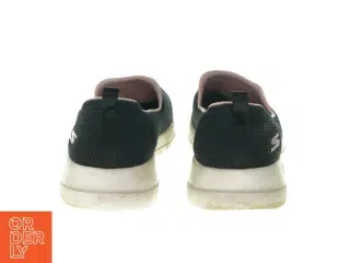 Go Walk Sketchers (str. 38)