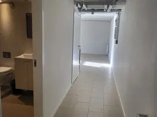 Erhvervslokale til Udlejning - Fantastisk Butik/kontorlokale på Holmegårdsvej
