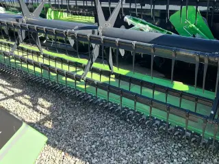 Deutz-Fahr C7206 With 24feed - 7.2m header. New and unused Combine together with 7.2m header