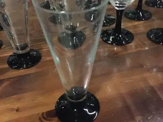 Glas med sort fod