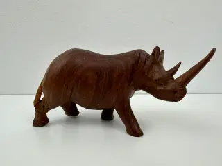 Næsehorn i udskåret teak